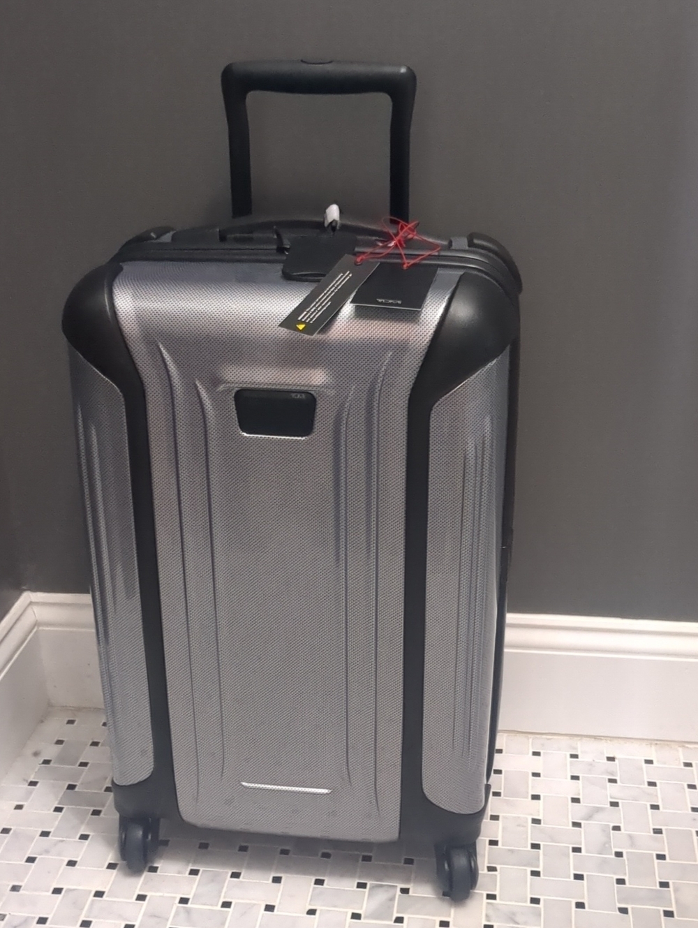 TUMI Vapor International 22" 4 WHEEL CARRY-ON Hardcase Silver.
